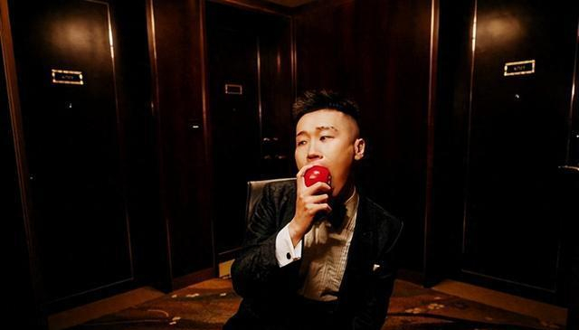 德云社杨九郎深夜晒照,帅气造型引起网友热议