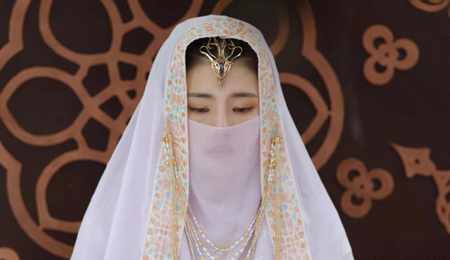 同样身穿波斯圣女服的小昭,何琢言梦幻,陈秀丽唯美,她像新娘!
