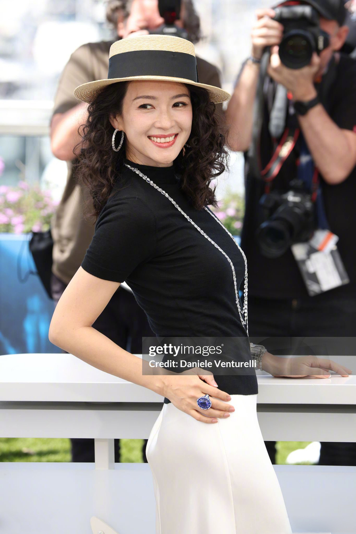 章子怡身着ralph lauren collection 2024早秋系列针织衫
