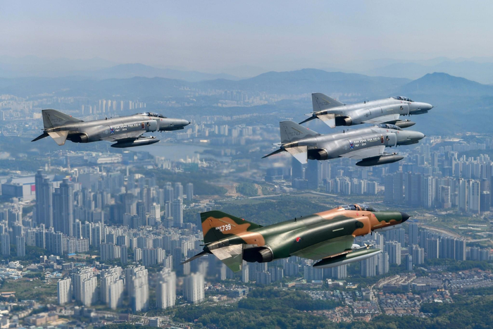 韩国空军为其f-4e战斗机举行告别飞行仪式