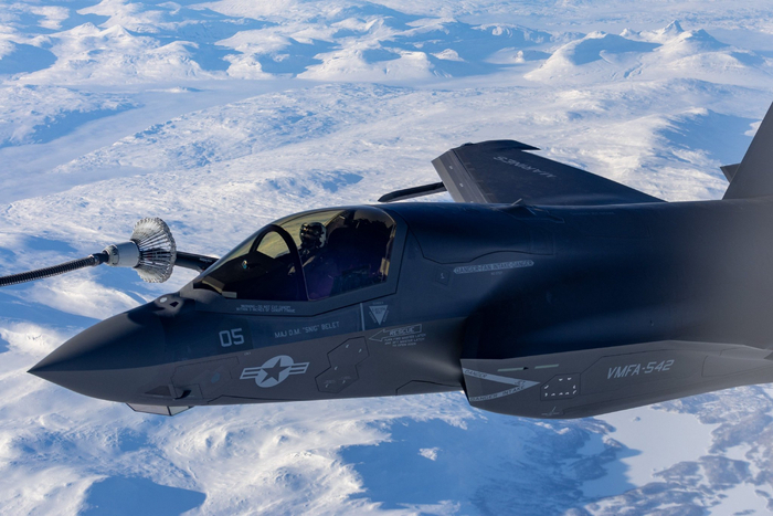 日前英国皇家空军在演习中为瑞典鹰狮战斗机进行空中加油