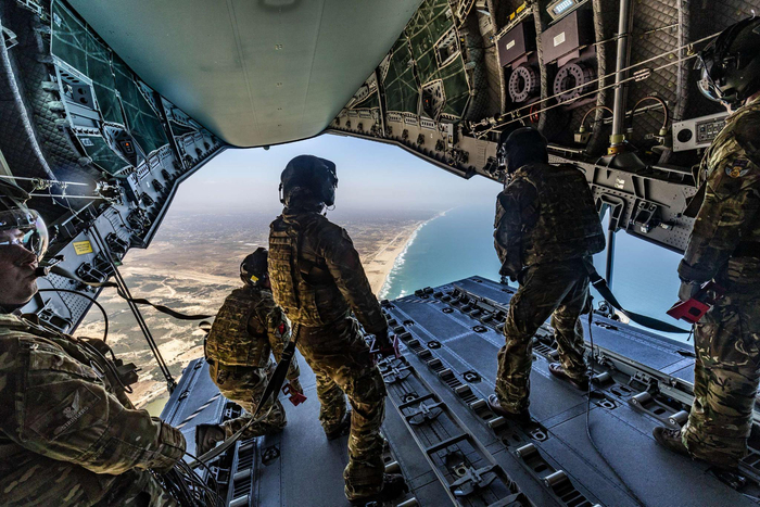 英国皇家空军对加沙进行第7次人道主义救援.