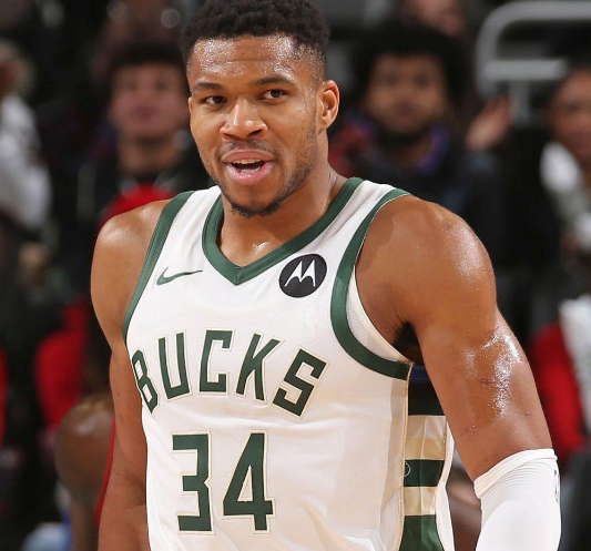 联盟第一人之争白热化 字母哥三场狂轰124分 三分