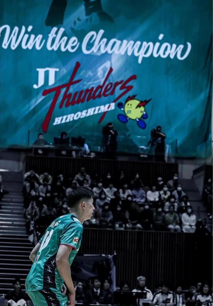 日本联赛收官俞元泰随队夺冠北京男排艰难击败河北晋级决赛