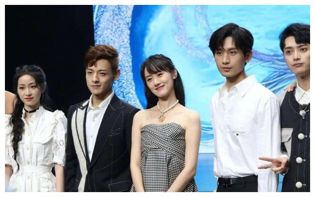 看了袁冰妍和《琉璃》其他女演员的合影,终于明白为何被嘲素人!