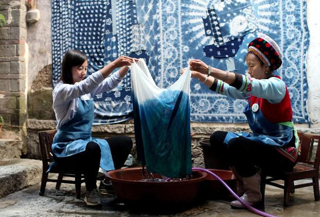 传统工艺的魅力:黔西南布依族服饰扎染与刺绣艺术