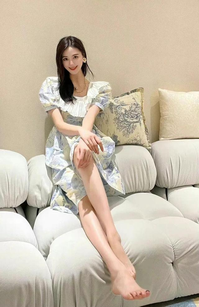 主持人李丹儿,美丽动人!