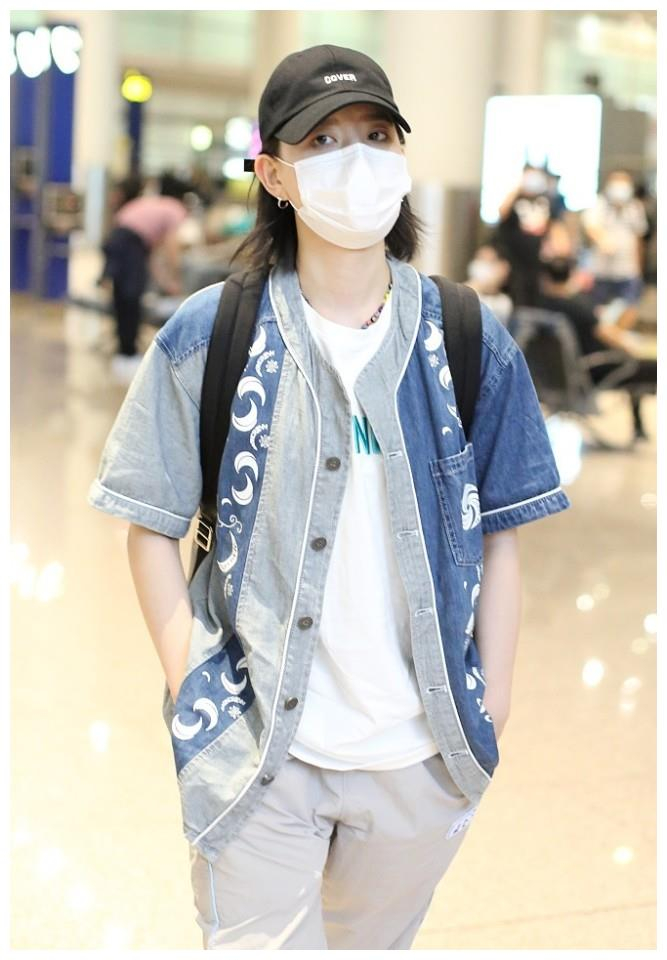 8月11日,北京,李斯丹妮现身机场,她身穿牛仔马甲搭配白t帅气时尚,单手