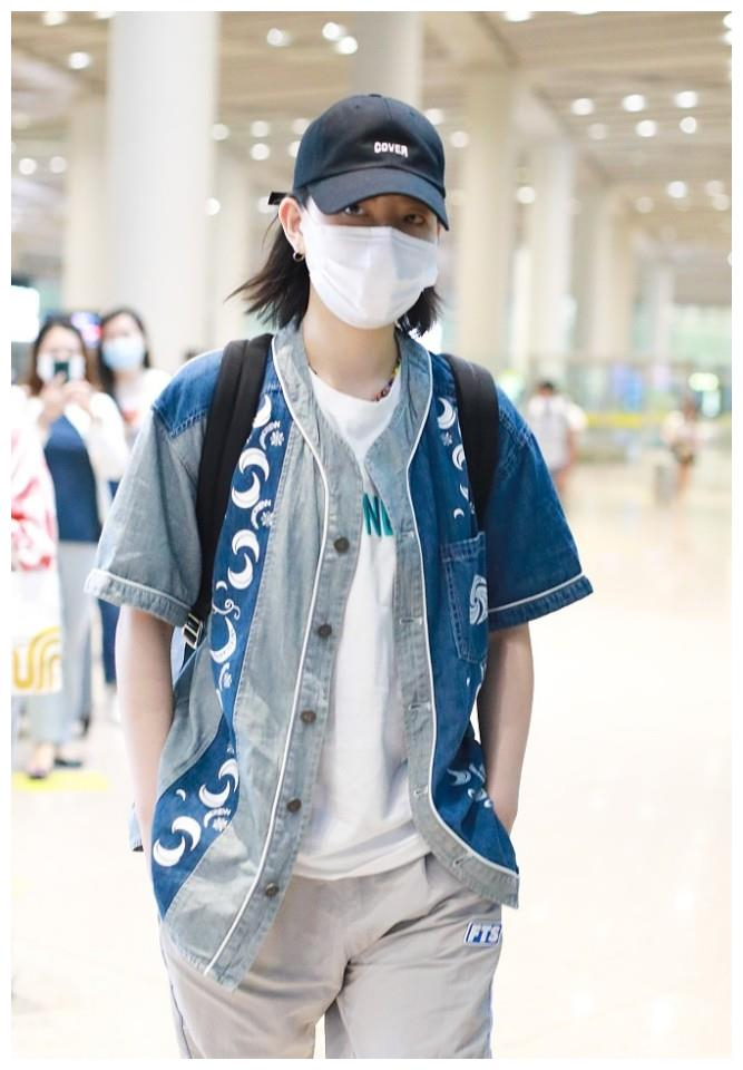 8月11日,北京,李斯丹妮现身机场,她身穿牛仔马甲搭配白t帅气时尚,单手