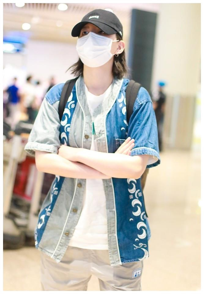 8月11日,北京,李斯丹妮现身机场,她身穿牛仔马甲搭配白t帅气时尚,单手