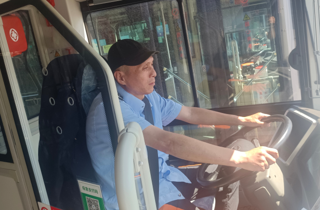 大连一公交车上听歌小伙突然倒下!幸遇一车好人