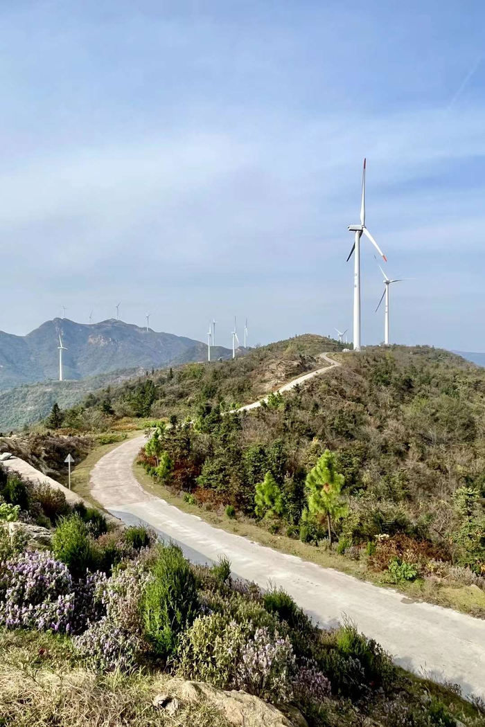 三爪山风电场的秋色(湖北省孝感市大悟县丰店镇)