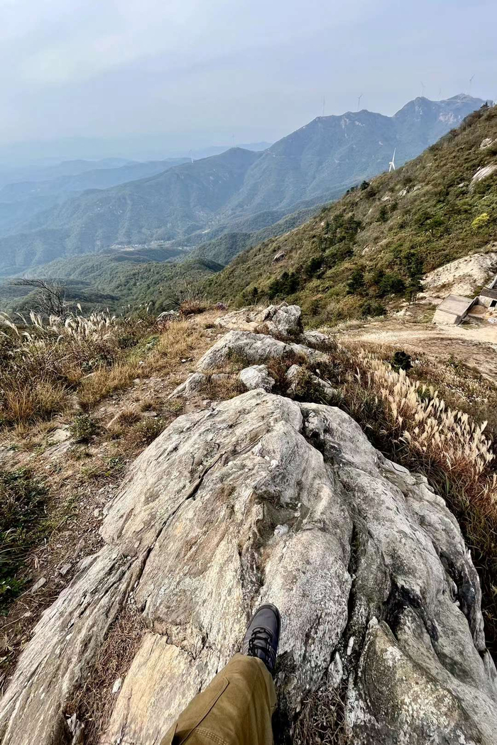 三爪山风电场的秋色(湖北省孝感市大悟县丰店镇)