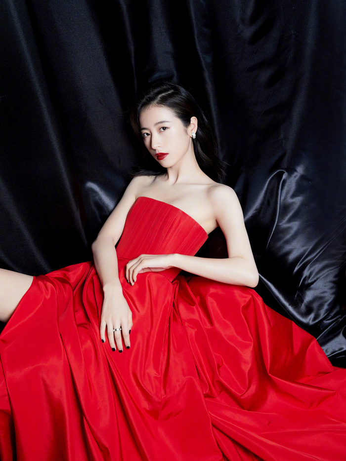 周雨彤太会穿红色高开叉长裙搭配马丁靴性感又霸气