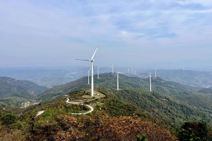 三爪山风电场的秋色(湖北省孝感市大悟县丰店镇)