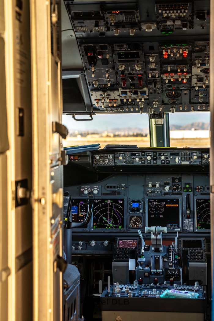 你也喜欢飞机驾驶舱吗?高清大图感受精密的"美".|飞机驾驶舱_新浪新闻