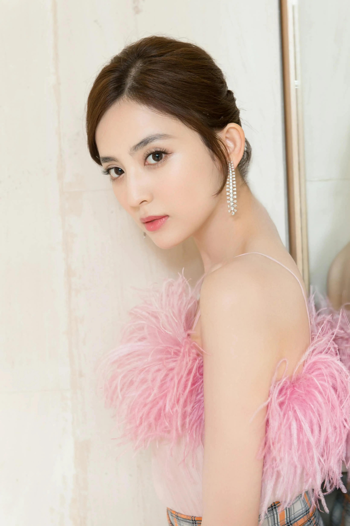 新疆女星古力娜扎,优雅可人!__财经头条