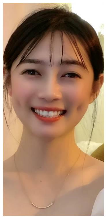 脸部是不宜有塌陷的情况发生,应该是以饱满有光泽为好,酒窝就是一个人