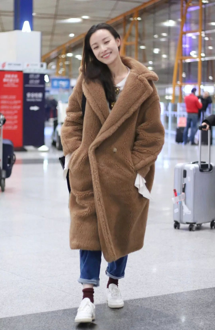 明星们冬季出街单品,当属一件绒感十足,版型优越的泰迪熊大衣