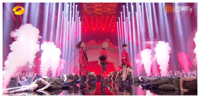 芒果夜万茜c位抢词欧阳娜娜迷幻歌声遭吐槽现场假唱翻车