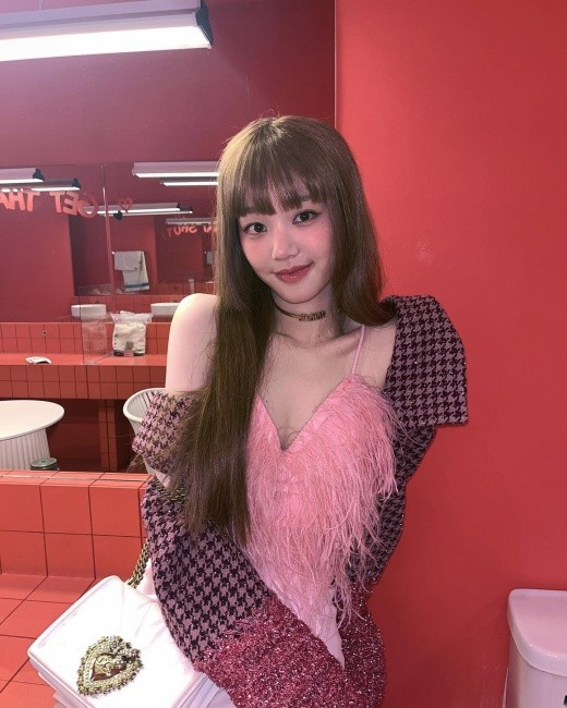 韩国女艺人李侑菲sns发近照秀美貌