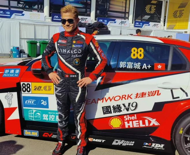 58岁郭富城现身澳门赛车