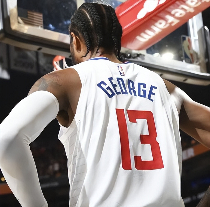 在这风雨飘摇之际,快船队的未来又充满了不确定性——哈登的合同即将