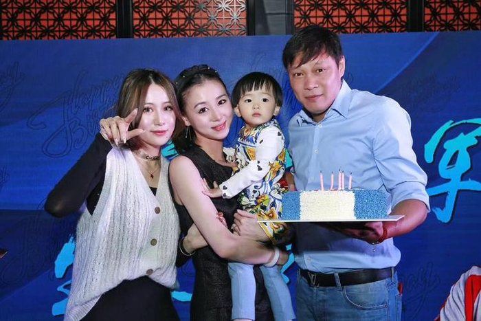 范志毅女儿罕见露面!身材高挑读985名校,与二妈关系胜似闺蜜