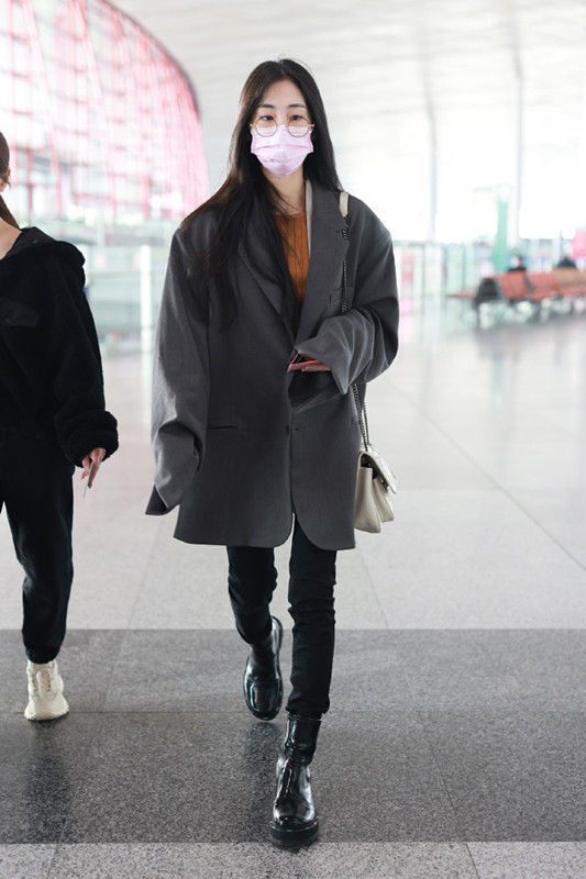 张碧晨低调现身穿黑灰色大码西装直接素颜状态也超好