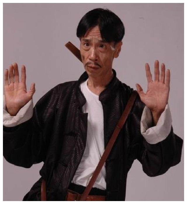 “汉奸贾队长”：因角色被儿子嫌弃被村民殴打，谁知他是军人出身