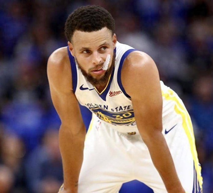 在库里还是一个年轻的篮球运动员时,他的身体素质并不出众.