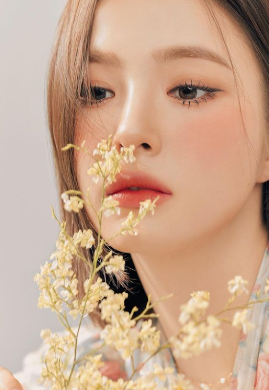 韩国女艺人申世京拍美妆写真 气质柔美皮肤白皙