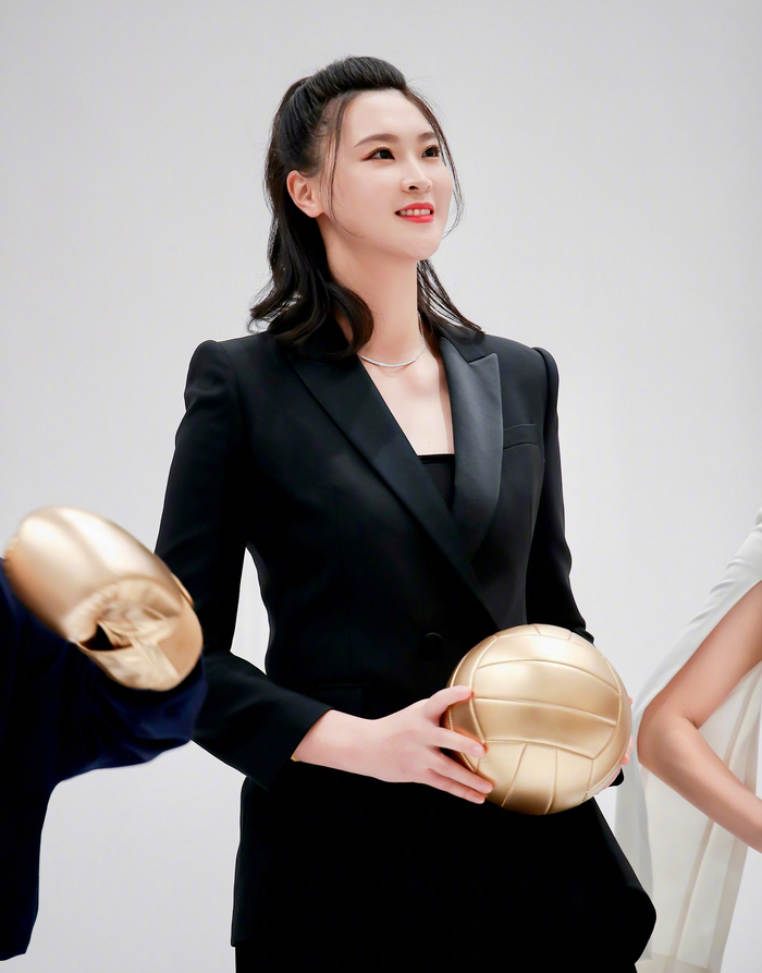 1/ 9中国女排奥运冠军队长惠若琪,受邀参加"光冠军之夜"活动2/ 9不愧