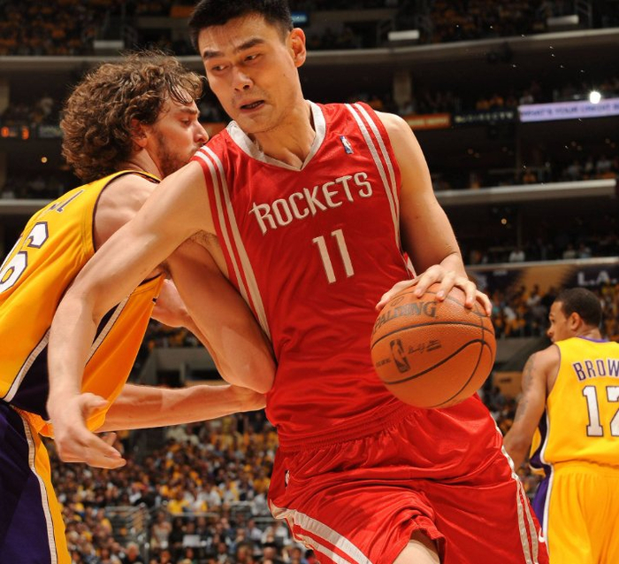 姚明NBA生涯初期并不强，一度被认为是水货状元|洛杉矶湖人队|印第安纳步行者队|休斯敦火箭|篮板|查尔斯·巴克利_新浪体育_新浪新闻