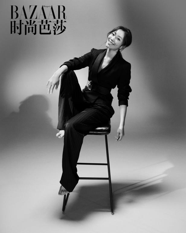 周小飞《时尚芭莎》黑白写真 灵动飘逸尽显侠女风骨