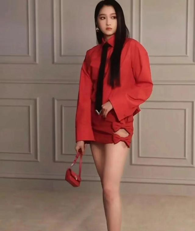 4,现实与美的碰撞关晓彤之所以在娱乐圈中脱颖而出,不仅仅是因为她的