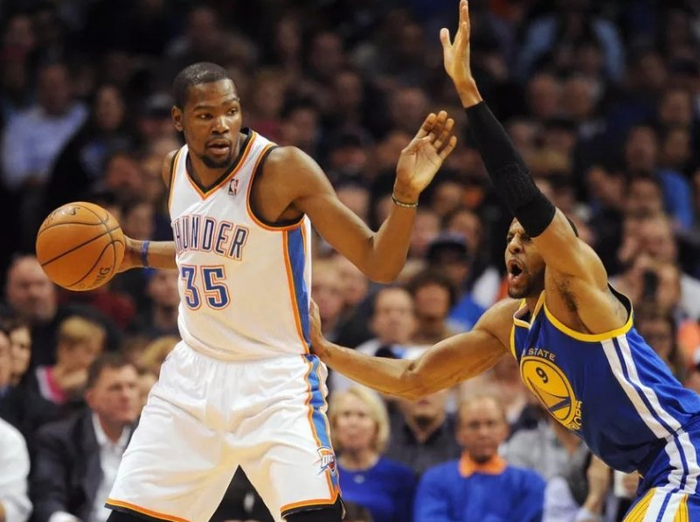 其次,杜兰特的投篮能力非常出色,尤其是中投.