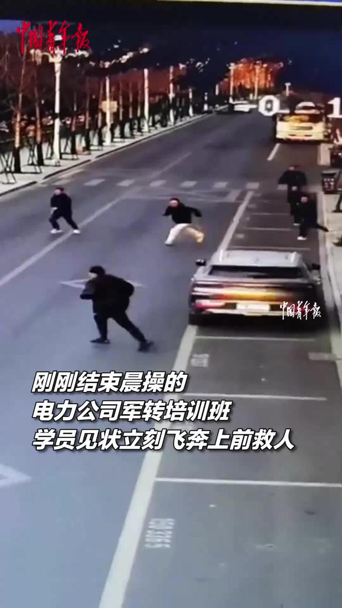 工人被上百斤重的机器压倒,军转培训班学员飞奔上前紧急救援!