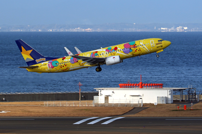 日本天马航空宝可梦主题涂装飞机从日本中部国际机场出发