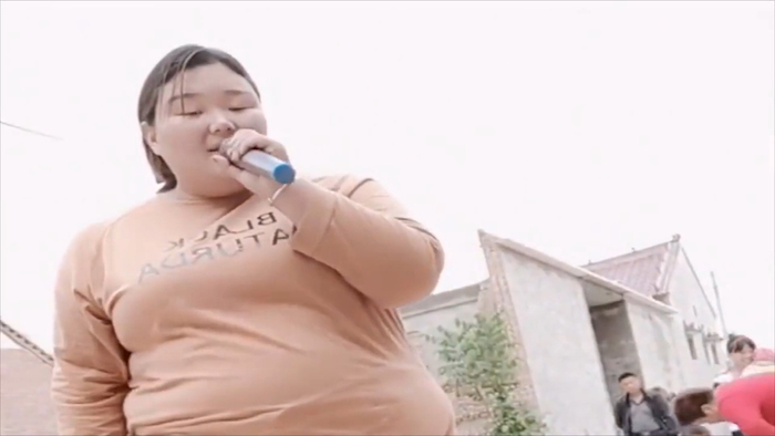 大衣哥女儿才是王者翻唱套马杆红遍全网开口就是王炸