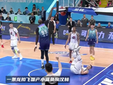 2米32巨塔秀胯下！法尔一条龙掀翻陶汉林，CBA第一巨人太离谱