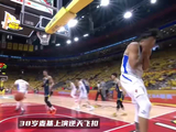三冠中锋打CBA有多随意？麦基上演逆天飞扣，因持球过多引不满
