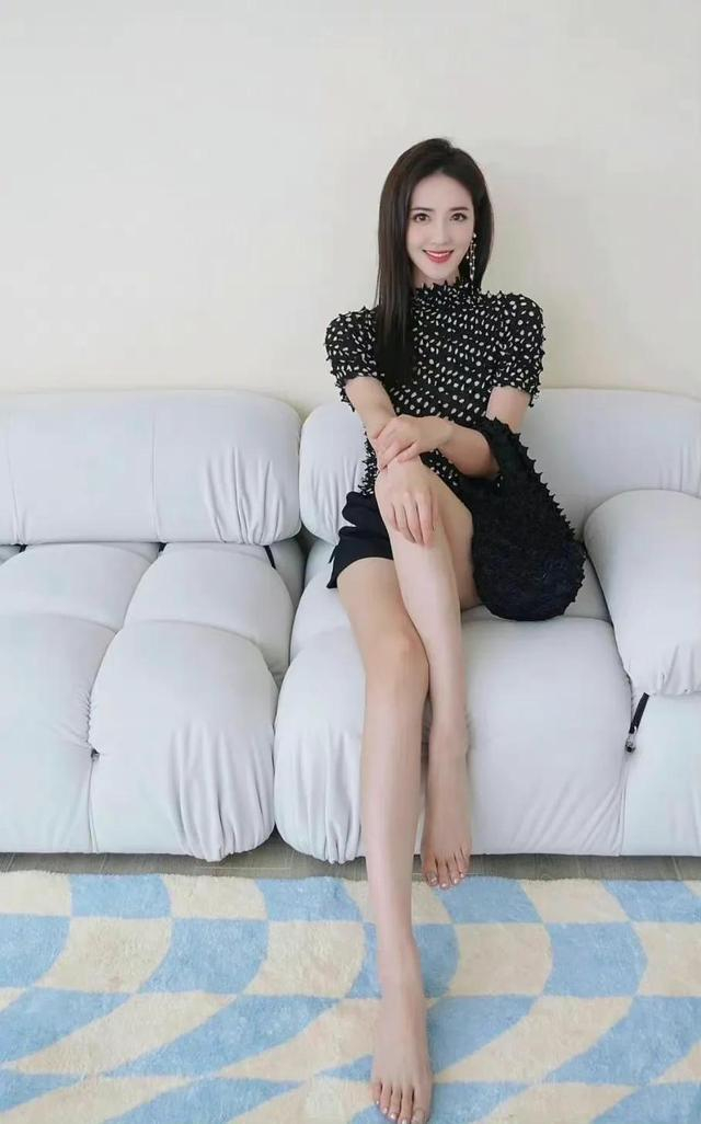 主持人李丹儿,美丽动人!