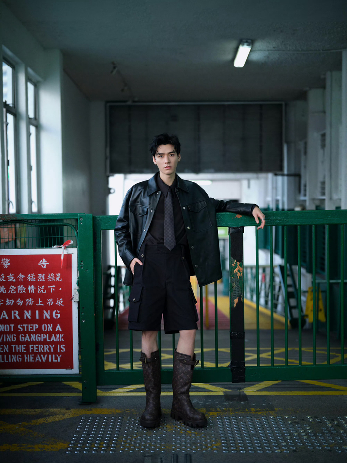 龚俊皮衣look,龚俊香港lv大秀造型,时尚港风造型引领潮流