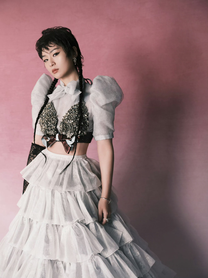 周笔畅演唱会造型viktorrolfspring2021春夏