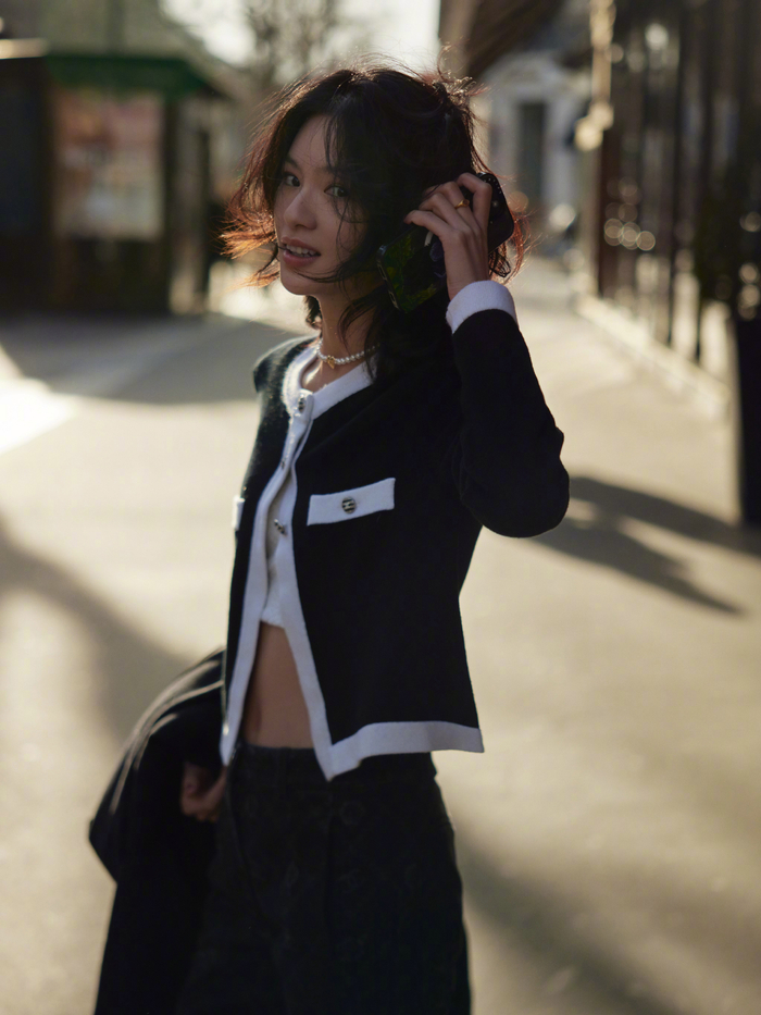 身材高挑的邱天身着黑白针织衫搭配黑色牛仔长裤漫步巴黎街头