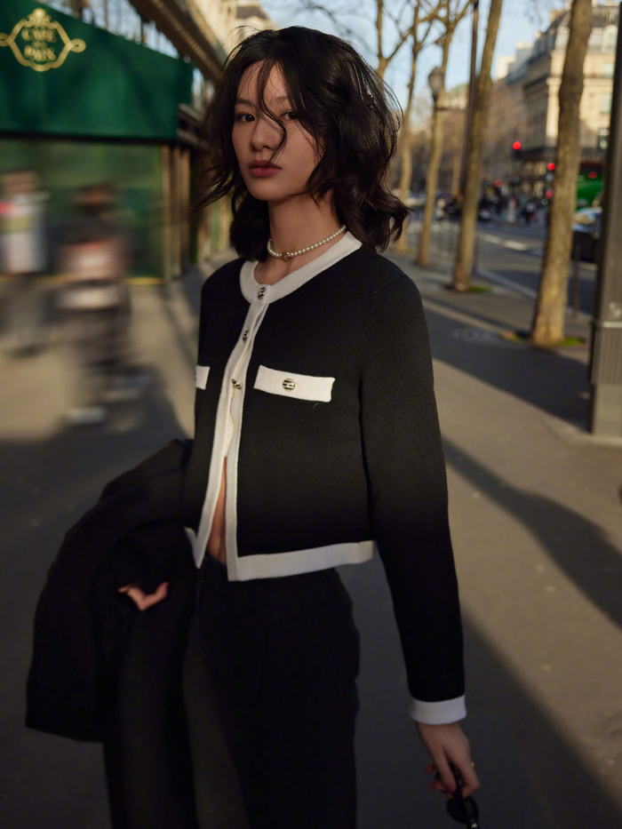 身材高挑的邱天身着黑白针织衫搭配黑色牛仔长裤漫步巴黎街头