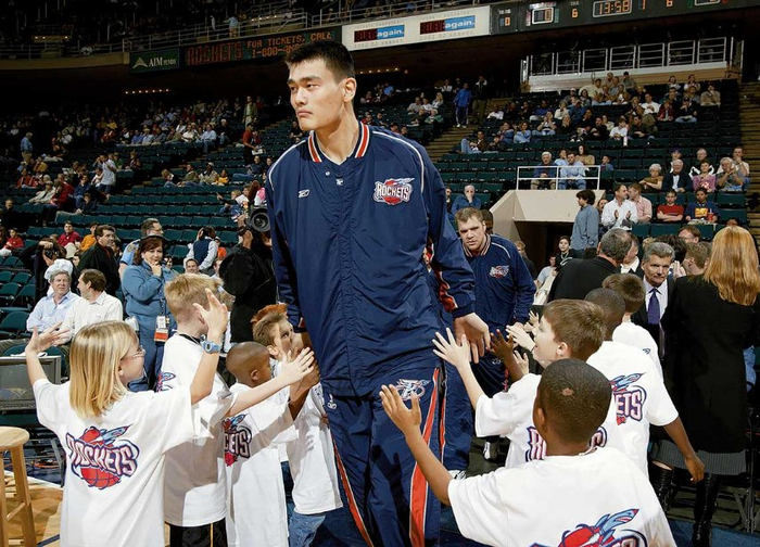 姚明名人堂上调侃艾弗森不喜欢训练那么他生涯真是如此吗