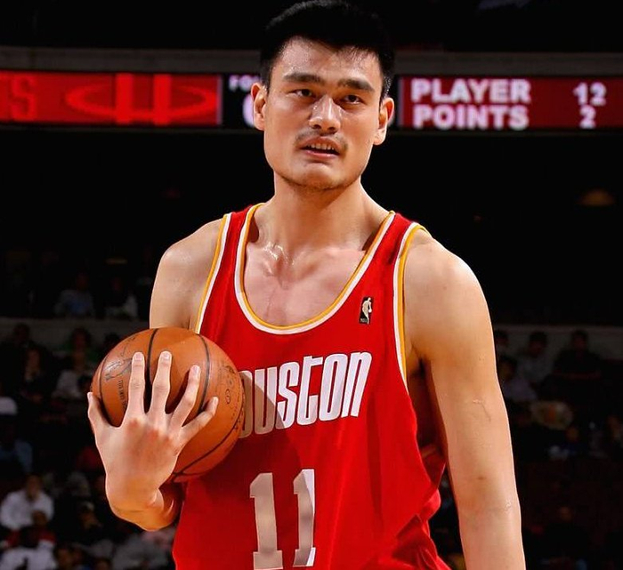 姚明职业生涯多次击败霍华德让他地位更高,霍华德是联盟第一中锋