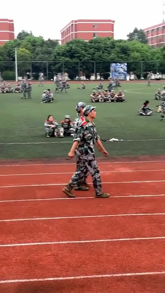 军训现场,同手同脚太难了
